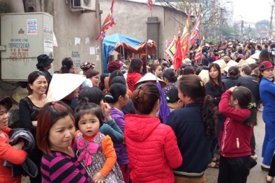 Hà Nội: Dân lập bàn thờ trước cửa uỷ ban xã